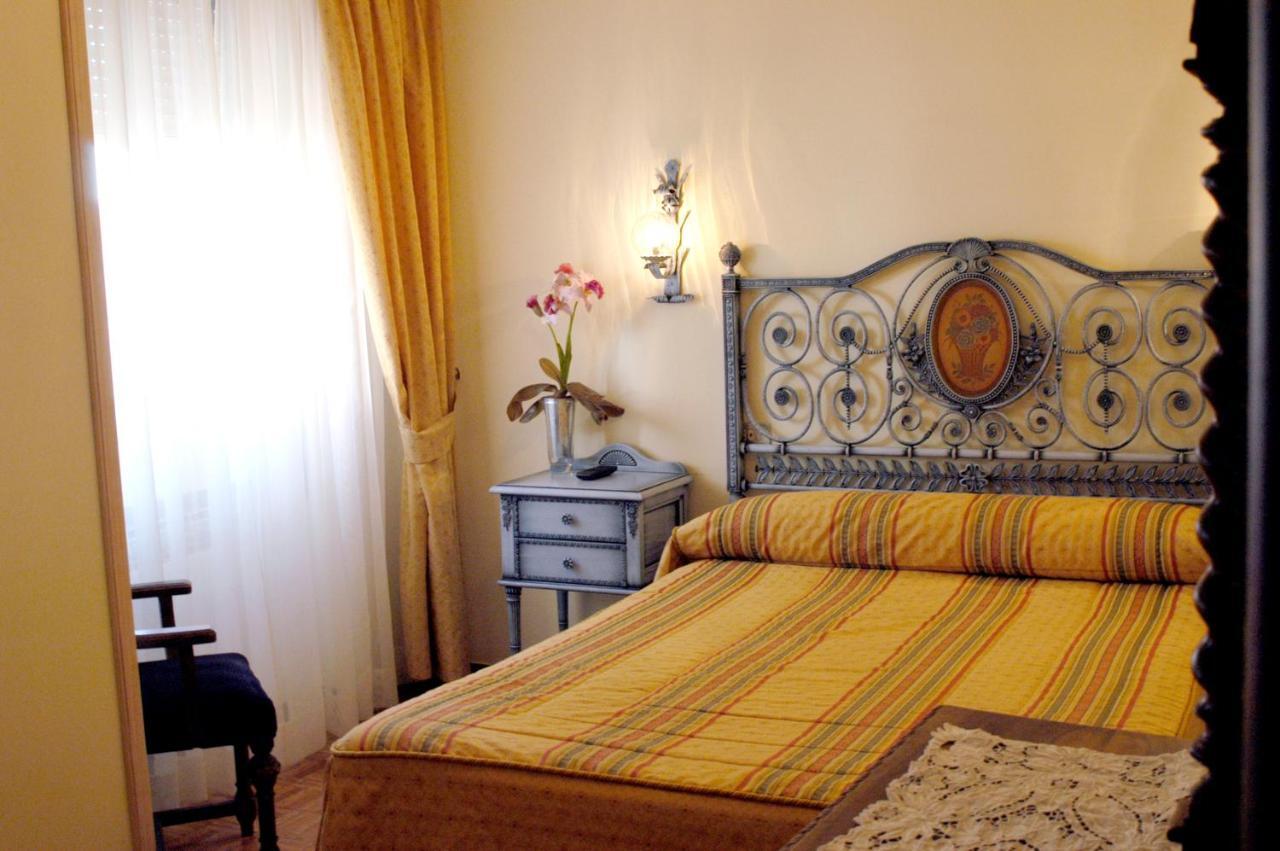 Hotel Julia اراندا دي دويرو الغرفة الصورة